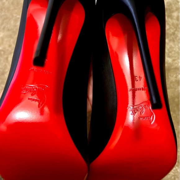 Christian Louboutin - Picture 5 of 7